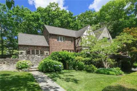 8 Ridgewood Dr, Rye, NY 10580