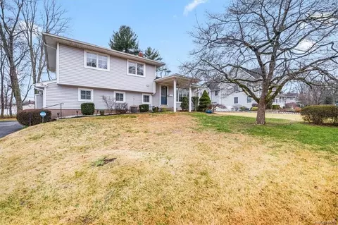 17 Jolen Dr, Clarkstown, NY 10956