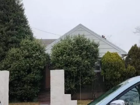 16 Shelley St, Freeport, NY 11520