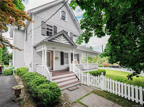 4 Clinton Ave, Warwick, NY 10990