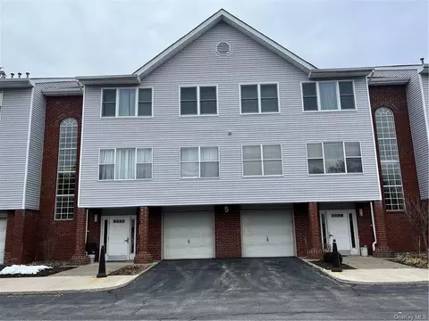 122 Deer Ct Dr, Middletown, NY 10940