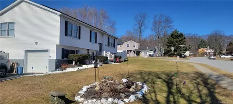 8 Rondack Rd, Wallkill, NY 10941