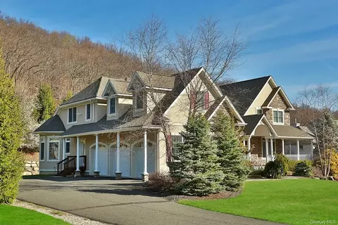 23 Sandyfields Ln, Stony Point, NY 10980