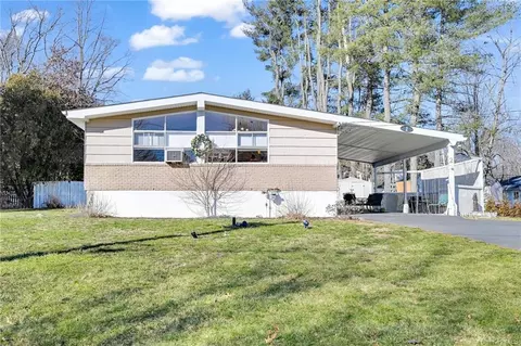 2 Gloria Ct, Clarkstown, NY 10956