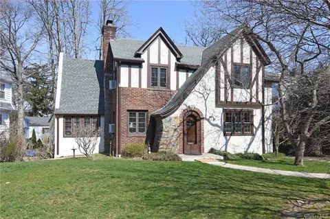 220 W Pondfield Rd, Bronxville, NY 10708