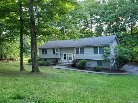 6 Cocoa Ln, Newburgh, NY 12550