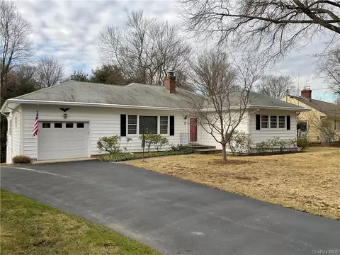 7 Sherwood Dr, Poughkeepsie, NY 12603