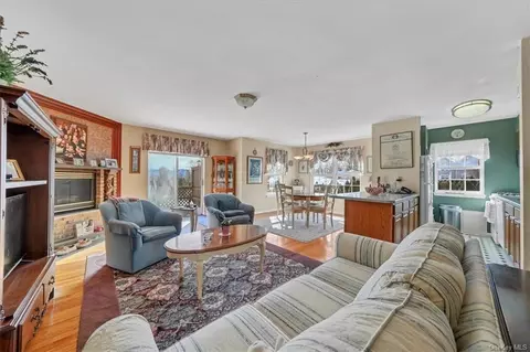 400 Arbor Ln, New Windsor, NY 12553