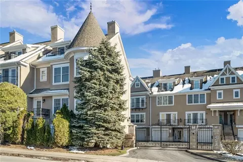80 Old Boston Post Rd #21, New Rochelle, NY 10801