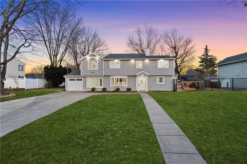 105 Dale Dr, Oakdale, NY 11769