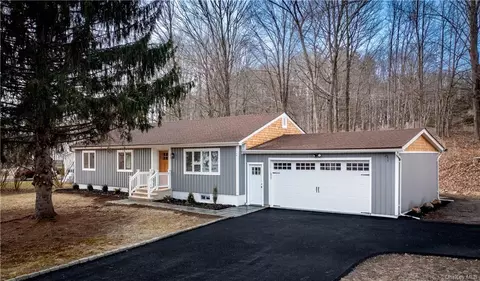 2 Mallow Ct, Pawling, NY 12564