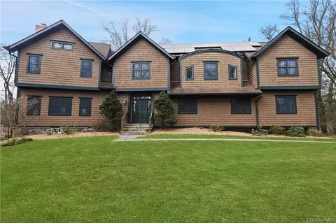 36 Gray Rock Ln, New Castle, NY 10514