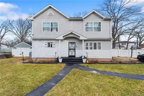 375 42nd St, Copiague, NY 11726
