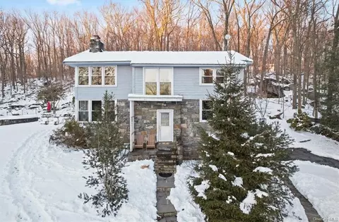 14 Kirk Lake Dr, Mahopac, NY 10541
