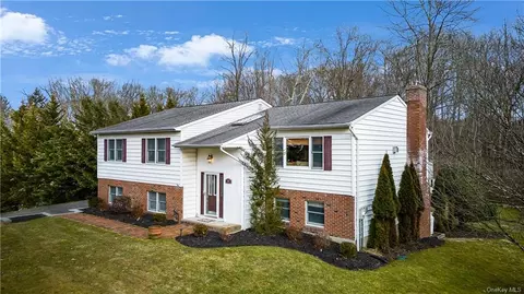 60 Dahlia Dr, Mahopac, NY 10541