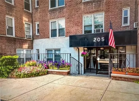 205 E 238th St #1D, New York, NY 10470