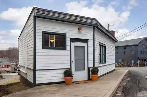 8 John St, North East, NY 12546