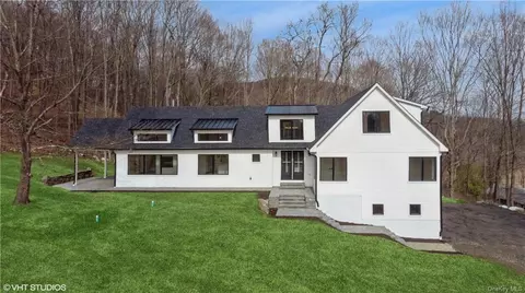 33 Fawn Ridge Dr, Pawling, NY 12564