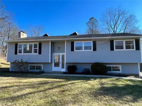 19 Pasture Ln, Poughkeepsie, NY 12603