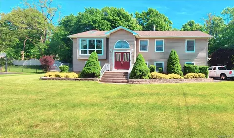 4 Gregory Ln, Woodbury Town, NY 10917
