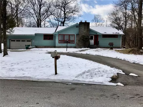 39 Wildwood Dr, Poughkeepsie, NY 12603