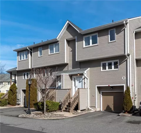 100 Village Grn, Clarkstown, NY 10954
