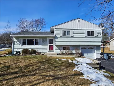 13 Thomas Jefferson Pl, Middletown, NY 10940