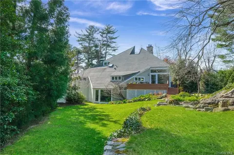 9 Serpentine Trl, Larchmont, NY 10538
