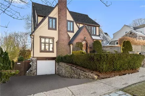10 Healey Pl, Yonkers, NY 10707