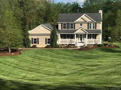 36 Tree Line Ct, Fishkill, NY 12524