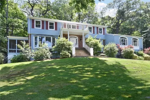 4 Cricket Ln, Greenburgh, NY 10522