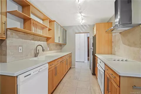 500 High Point Dr #802, Greenburgh, NY 10530