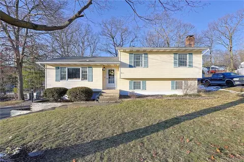 14 Red Oak Ter, Newburgh, NY 12550
