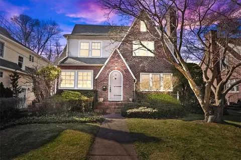 40 Harvard Ct, White Plains, NY 10605