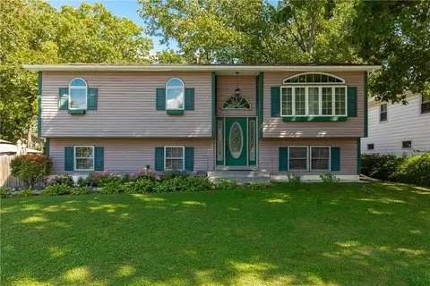 11 Nassau Rd, Poughkeepsie, NY 12601