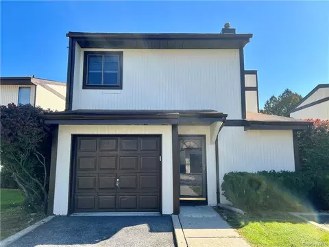 4 Marsham Ct, Wallkill, NY 10940