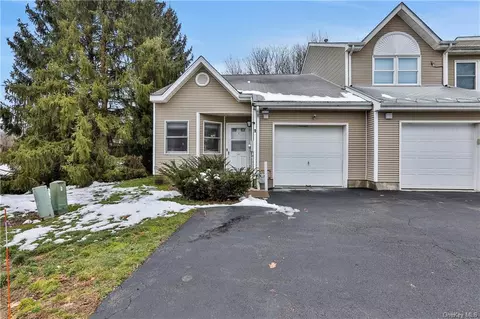 1 Deer Crossing Dr, Fishkill, NY 12524