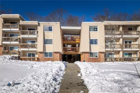 215 Fox Run Ln, Carmel Hamlet, NY 10512