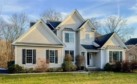 15 Chestnut St, East Fishkill, NY 12533