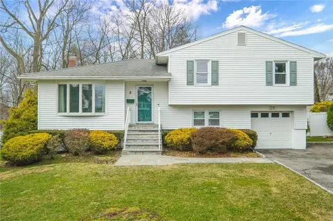 8 Surrey Close Close, Greenburgh, NY 10607
