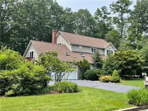 1 Camberra Dr, Ramapo, NY 10901