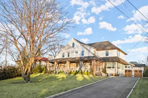 1374 Manor Cir, Pelham, NY 10803