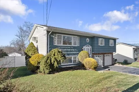 8 Poplar Rd, Mount Ivy, NY 10923