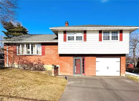 22 Willow Pkwy, New Windsor, NY 12553