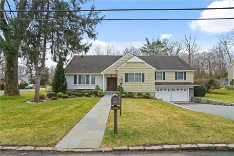 35 Maplemoor Ln, White Plains, NY 10605