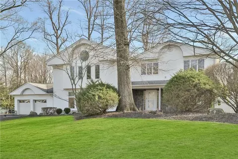 25 Beaumont Dr, Clarkstown, NY 10956