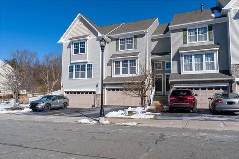 1204 Hawthorn Way, New Windsor, NY 12553