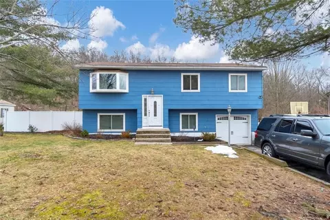 20 Capital Dr, Washingtonville, NY 10992