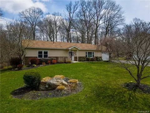 21 Maine Dr, Newburgh, NY 12550