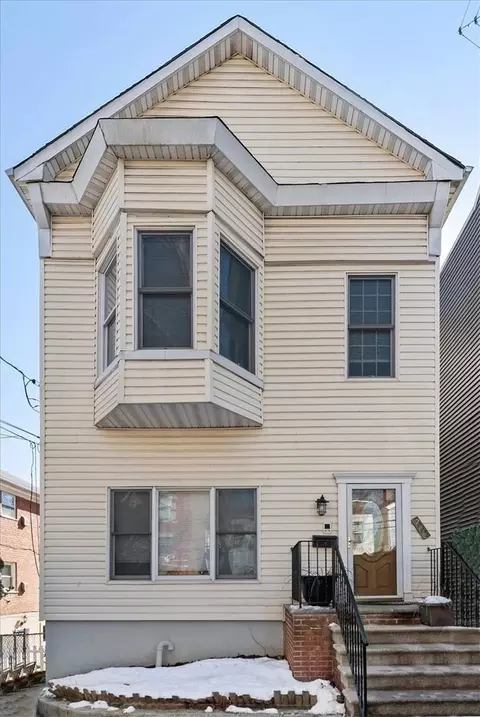 242 E 236th St, New York, NY 10470